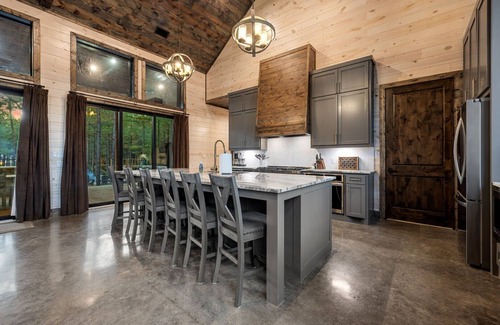 Pickens Cabin | Vacana: LAL, Fishing, Pond, Treehouse, Slide, Pets, EV