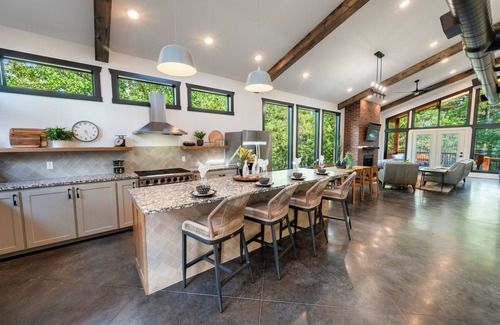Pickens Cabin | Vacana: Manhattan, Arcade, Hot Tub, Fire Pit, Pets