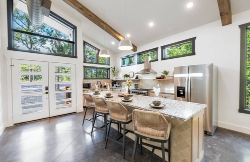 Pickens Cabin | Vacana: Manhattan, Arcade, Hot Tub, Fire Pit, Pets