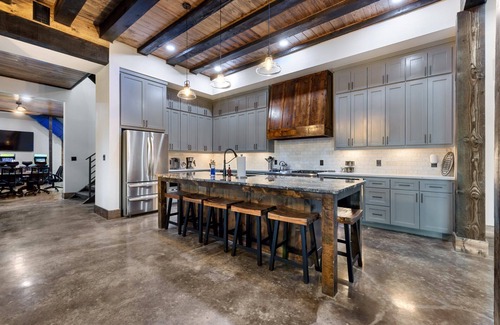 Pickens Cabin | Vacana S&P, Game Area, Fun Slide, Multi-Family Friendly