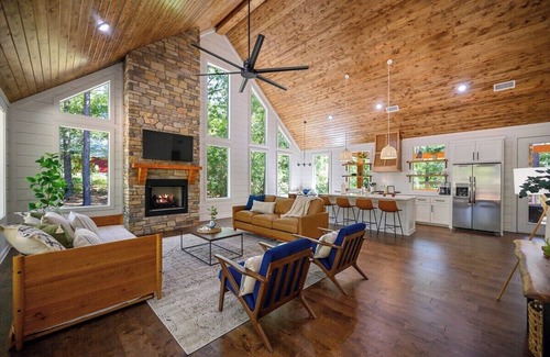 Broken Bow Cabin | Vacana Seek Solitude, Secluded Romantic, Hot Tub, Desk, Fire Pit
