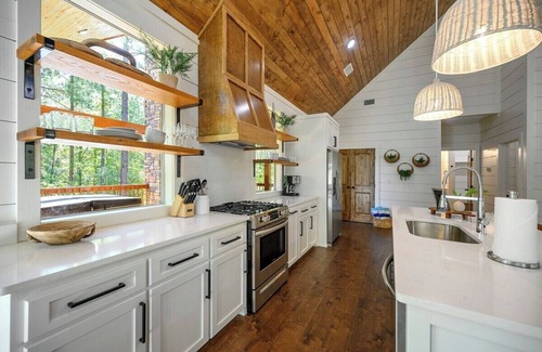 Broken Bow Cabin | Vacana Seek Solitude, Secluded Romantic, Hot Tub, Desk, Fire Pit