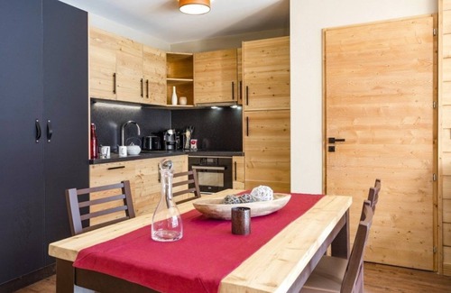 Les Boisses Condo | Vacances de Ski Près des Pistes | Appartement Chaleureux + Cheminée