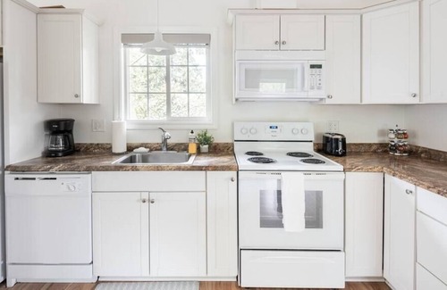 Ashcreek Apartment | Vacation and Remote Work! Enjoy all PDX offers!