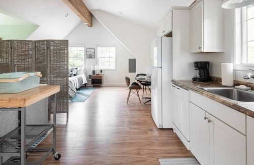Ashcreek Apartment | Vacation and Remote Work! Enjoy all PDX offers!