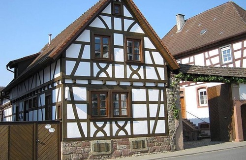 Heuchelheim-Klingen Apartment | Vacation apartment Atzelnest - Guesthouse Winzerhof Bader