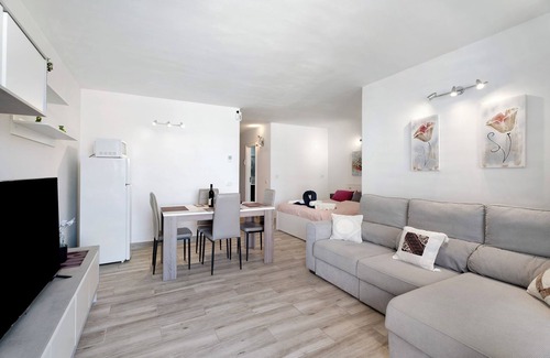 San Miguel de Abona Apartment | Vacation Apartment 'Green Mary' with Shared Pool, Wi-Fi and Air Conditioning