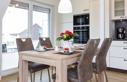 Neuharlingersiel Apartment | Vacation apartment top right - Haus Fallen Anker in Neuharlingersiel