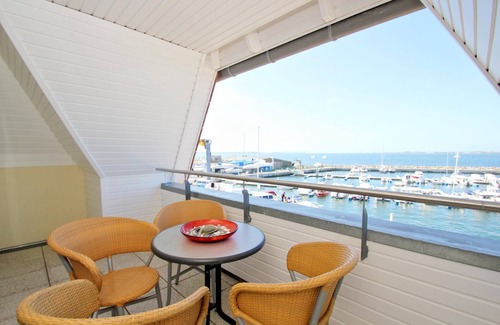 Wiek Apartment | Vacation apartment near the harbor with balcony and sea view - Hafenhäuser Wiek FeWo 04