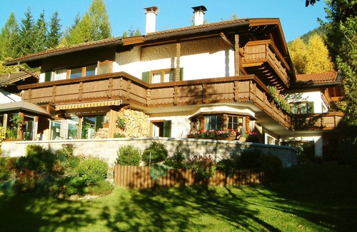 Mittenwald Apartment | Vacation apartment 'am Oberen Rain', cozy 2-room apartment with mountain view at the edge of the forest