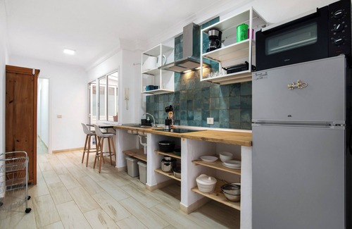 Playa de Arinaga Apartment | Vacation Apartment 'Beautiful Raidice House' with Balcony, Wi-Fi and Air Conditioning