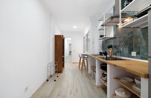 Playa de Arinaga Apartment | Vacation Apartment 'Beautiful Raidice House' with Balcony, Wi-Fi and Air Conditioning