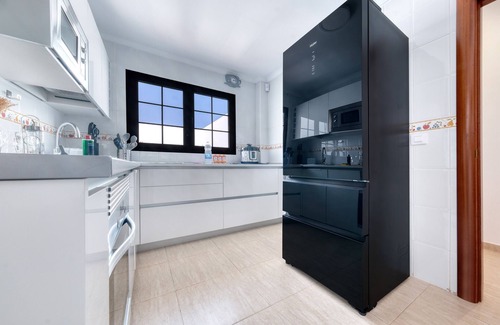 Costa Teguise Apartment | Vacation Apartment 'Casa Yare, Shared Pool, Air-con' with Sea View, Wi-Fi and Air Conditioning
