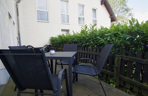 Lobbe Apartment | Vacation apartment close to the beach with its own terrace - Strandhaus Mönchgut FeWo 02 -