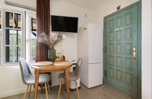 San Cristobal de La Laguna Apartment | Vacation Apartment 'Estudio Universidad En La Laguna' with Terrace, Shared Garden and Wi-Fi