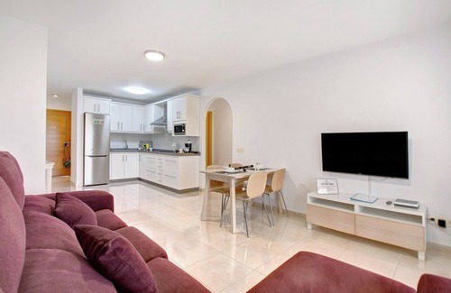 El Medano Apartment | Vacation Apartment 'La Perla E35 En El Médano' with Shared Pool, Balcony and Wi-Fi