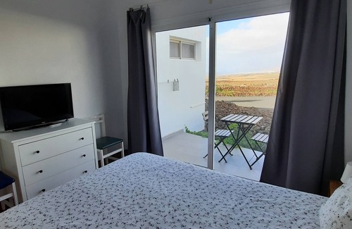 Tinajo Apartment | Vacation Apartment 'Majo's Retreat' with Private Terrace and Wi-Fi
