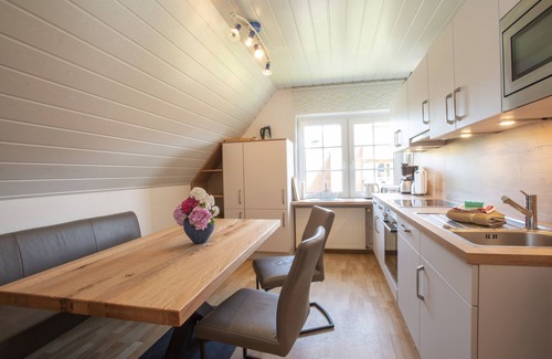 Langeoog Apartment | Vacation apartment 'MALKASTEN' on the upper floor of the KÜNSTLERHAUS am Hasenpad