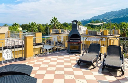Pizzo Apartment | Vacation apartment on the second floor with large communal pool, a few meters from the sea.