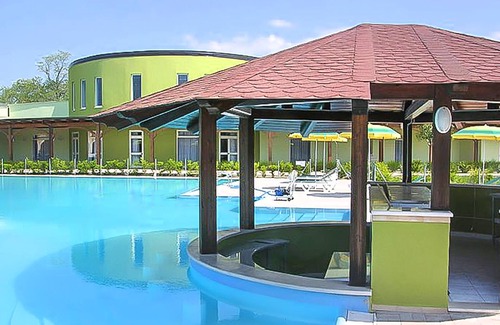 Pizzo Apartment | Vacation apartment on the second floor with large communal pool, a few meters from the sea.