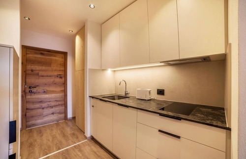 Lagundo Apartment | Vacation Apartment "Sofia Klein" with Spectacular Panoramic Mountain View & Garden
