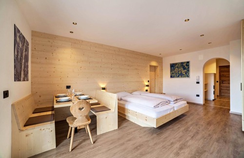 Lagundo Apartment | Vacation Apartment "Sofia Klein" with Spectacular Panoramic Mountain View & Garden