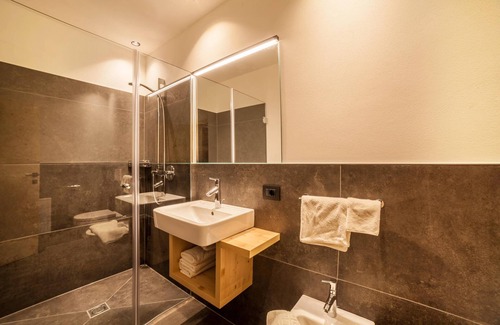 Lagundo Apartment | Vacation Apartment "Sofia Klein" with Spectacular Panoramic Mountain View & Garden