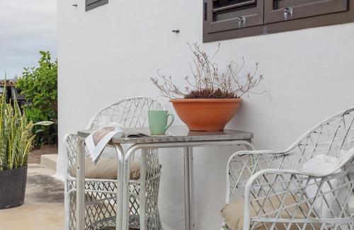 Tinajo Apartment | Vacation 'Ca' Paca Y Pepe' with Shared Garden and Wi-Fi