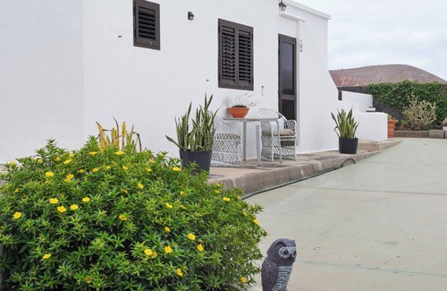 Tinajo Apartment | Vacation 'Ca' Paca Y Pepe' with Shared Garden and Wi-Fi