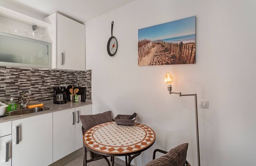 Playa de Arinaga Apartment | Vacation 'Casa Paula - 21' with Mountain View, Shared Pool and Wi-Fi