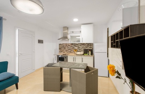Playa de Arinaga Apartment | Vacation 'Casa Paula - 24' with Mountain View, Private Pool and Wi-Fi