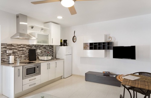 Playa de Arinaga Apartment | Vacation 'Casa Paula - 25' with Mountain View, Shared Pool and Wi-Fi