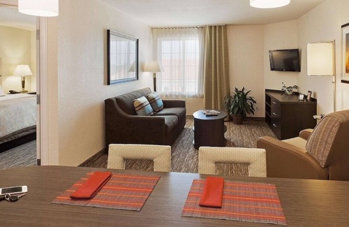 Southfield House | Vacation Day Is Always A Great Idea! 2 Spacious Rooms w/ Living Room & Kitchen