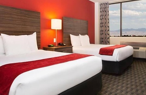 Downtown Las Vegas Hotel | Vacation Day Is Always A Great Idea! 3 Convenient Units, Pool, Free Parking