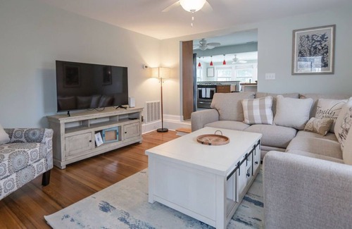 Cape May Court House House | Vacation & feel at home in this renovated 1880 farmhouse