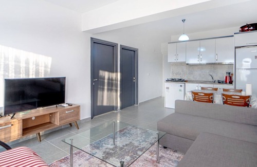 Milas Apartment | Vacation Flat w Pool and Garden in Milas