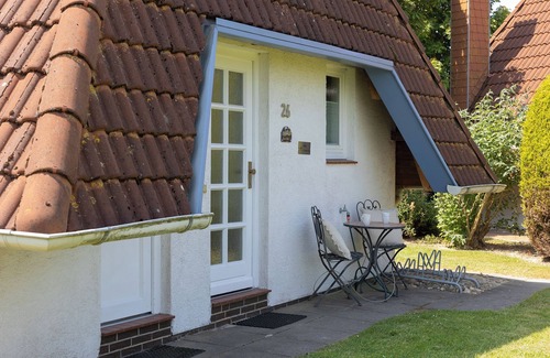 Dorumer Neufeld House | Vacation home North Sea breeze. Picturesque and with a sun terrace.