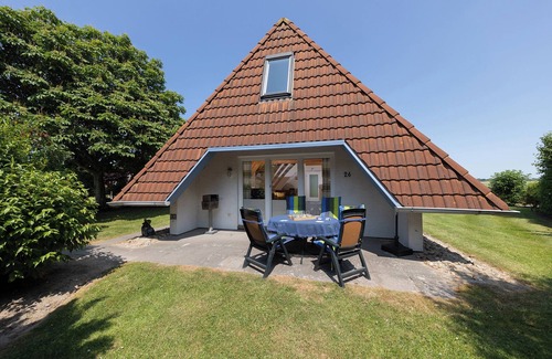 Dorumer Neufeld House | Vacation home North Sea breeze. Picturesque and with a sun terrace.
