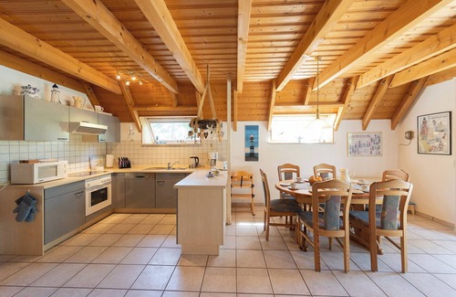 Dorumer Neufeld House | Vacation home Medemsand 4 with open kitchen and surrounded by greenery.