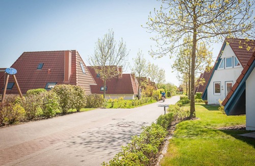Dorumer Neufeld House | Vacation home Fuchsbau. Peaceful and close to the beach.
