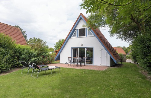 Dorumer Neufeld House | Vacation home Dat Lütte Strandhuus. With garden house and at the harbor.