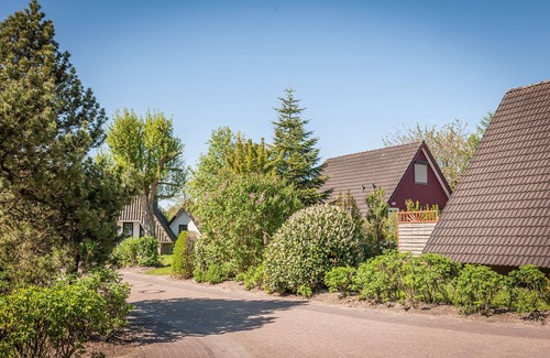 Dorumer Neufeld House | Vacation home Vogelsand 2, suitable for allergy sufferers and close to the beach.