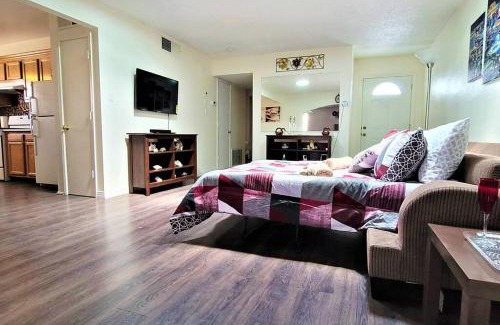 Las Vegas House | Vacation Home 3.5 Mi to Strip/DT/Outlt up to 8 gst