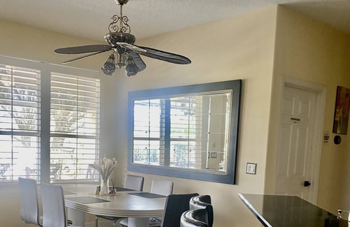 Metro West House | Vacation home 3 miles from Universal
