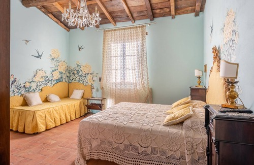 Molazzana House | Vacation Home "Agriturismo In Ribosto" with Private Heated Pool, Garden & Wi-Fi