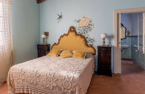 Molazzana House | Vacation Home "Agriturismo In Ribosto" with Private Heated Pool, Garden & Wi-Fi