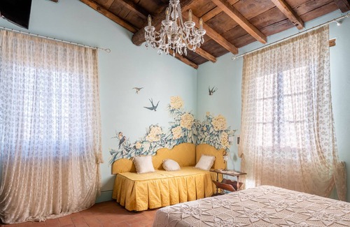 Molazzana House | Vacation Home "Agriturismo In Ribosto" with Private Heated Pool, Garden & Wi-Fi