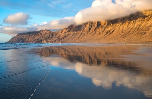 Caleta de Famara Apartment | Vacation Home 'Apto Olas 3 Alto' with Sea View & Wi-Fi