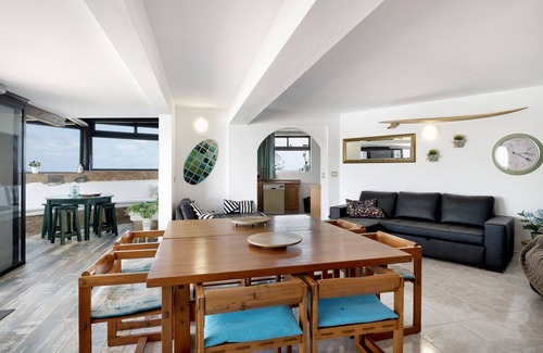 Urbanizacion Famara House | Vacation Home 'Bungalow Famara, Lanzarote' with Sea View, Private Terrace and Wi-Fi