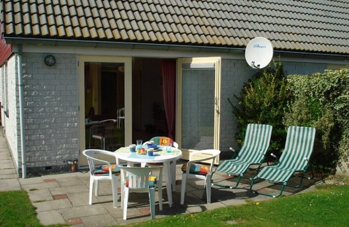 Wemeldinge House | Vacation home by the sea, with Sat.-TV, telephone, WLan, large balcony. Terrace and barbecue, 4 bicycles